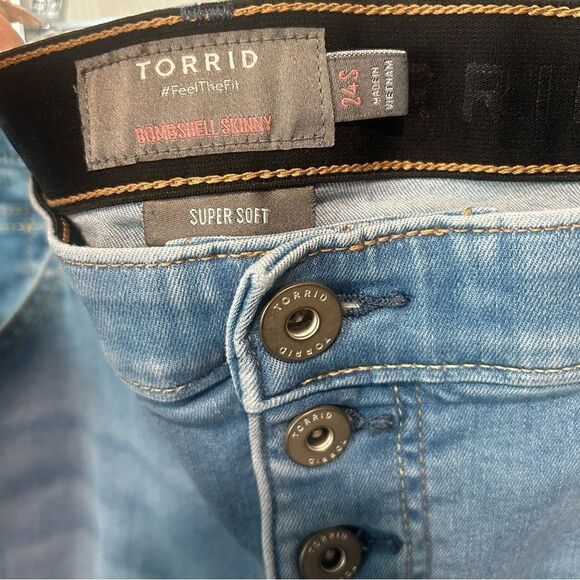 Torrid Light Wash 5 front Button Bombshell Skinny Jeans, size 24 SHORT - Picture 4 of 9